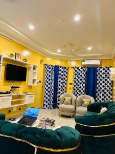 瓦加杜古Villa meublée climatisé en cours unique的客厅配有两张沙发和一台电视机