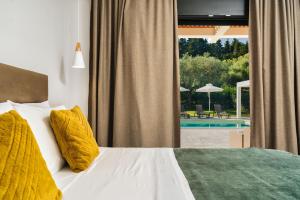 普莱诺斯Valeria Private Villa的一间卧室配有一张床,享有游泳池的景色