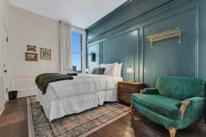 威廉姆斯The Historic Grand Canyon Hotel的一间卧室配有一张床和一把绿色椅子
