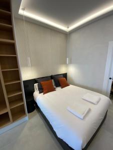 索里亚Apartamentos "El collado Suites" Soria Centro的一间卧室配有一张床,上面有两条毛巾