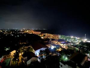 尼甘布Grand Sri Lounge - Ocean Breeze Hotel residents的夜晚带灯光的城市景观