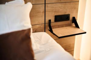 韦姆Le Mont Rigi的一间卧室配有一张床,旁边设有床头柜