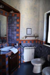 锡拉库扎B&B Villa Giusy的带浴缸、卫生间和盥洗盆的浴室