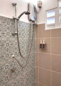 BariliLas Terrazas de Barili的带淋浴的浴室(带瓷砖墙)