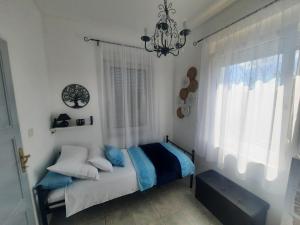 DražiceApartments Villa Roza的一间卧室配有一张带吊灯和窗户的床。