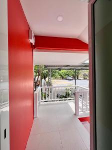 三帕兰MrT Riverside Sampran มิสเตอร์ที โฮมสเตย์-ทองกวาว的透过红色墙壁从房间门上可欣赏到风景