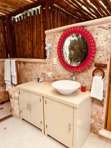 巴利亚多利德Casa Quetzal Hotel的一间带水槽和镜子的浴室