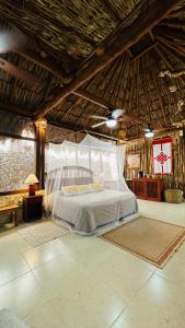 巴利亚多利德Casa Quetzal Hotel的一间带一张床的卧室,位于带木制天花板的房间内