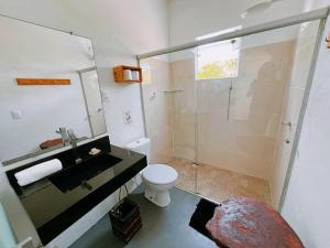 伊塔卡雷Vila Boa Vista Itacaré的带淋浴、卫生间和盥洗盆的浴室