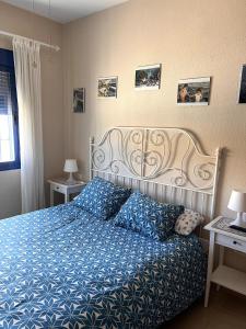 科斯塔巴伦娜Apartamento Vista Azul的一间卧室配有一张带蓝色棉被的床