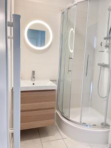 卡布尔CABOURG - 2 PIÈCES avec Balcon et parking- Hyper Centre et Plage的带淋浴、盥洗盆和镜子的浴室