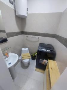 El YaqueYaque Suite的一间带卫生间和水槽的小浴室