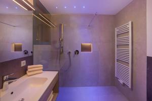 瓦尔奥纳的圣乔凡尼Residence Alpenrose的带浴缸、淋浴和盥洗盆的浴室