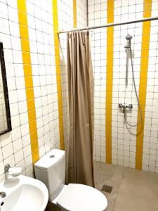 卢茨克Maximus hotel的浴室配有卫生间、淋浴和盥洗盆。