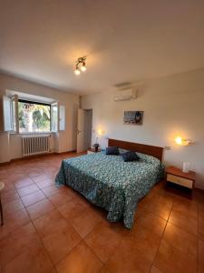 坎普码头VILLA ANNA Appartamenti per vacanza in casale di charme的一间卧室设有一张床和一个窗口