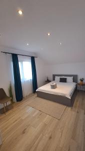 GiarmataHomestay near motorway的一间卧室设有一张大床,铺有木地板