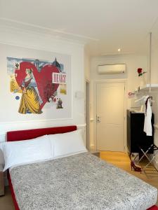 佛罗伦萨圭恰迪尼24号住宿加早餐旅馆的卧室配有一张位于墙上的床铺。