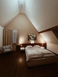 穆赫Gasthaus Lindenhof的阁楼上的卧室配有一张大床