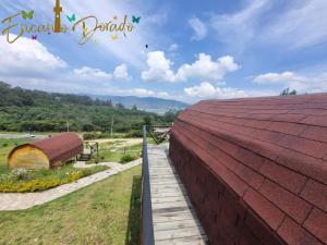 瓜塔维塔Encanto Dorado的建筑红屋顶的景色