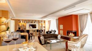 博尔扎诺纳普拉艺术设计酒店的客厅配有沙发和桌子