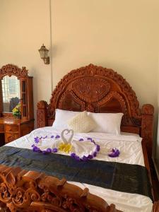 森莫诺隆Samnang Leap guesthouse的花束木框床