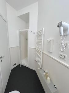 佛罗伦萨圭恰迪尼24号住宿加早餐旅馆的带淋浴和卫生间的白色浴室