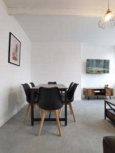 南特Appartement lumineux et spacieux 70m2 proche de tout - 3 chambres的一间带桌椅的用餐室