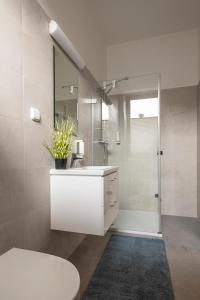 俄斯特拉发Hotel VP1的浴室配有白色水槽和淋浴。