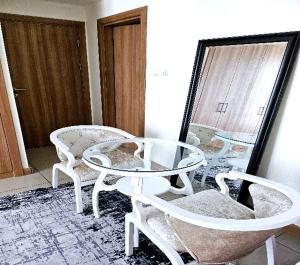 迪拜Serenity Paradise 2BR in Marina的配有桌椅和镜子的客房
