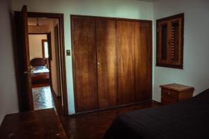 科斯金El patio de Malek的一间卧室配有衣柜和木制橱柜