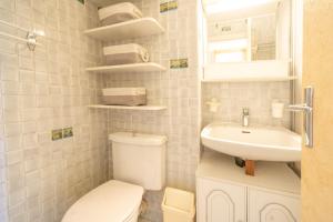 谷雪维尔Les marmottes的一间带卫生间和水槽的小浴室