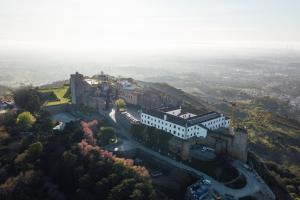 帕尔梅拉Villa Serena -your exclusive private swimming pool的山丘上城堡的空中景观