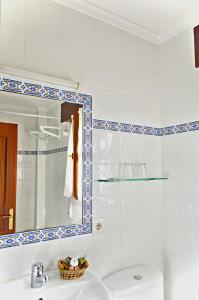 坎加斯-德奥尼斯Casa Marian的一间带水槽和镜子的浴室