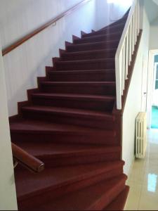 马德普拉塔Hotel 24/11的棕色的木台阶房子的楼梯
