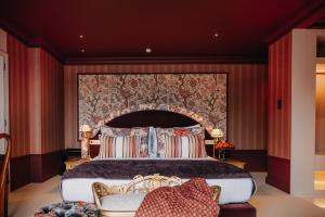 加亚新城Vinha Boutique Hotel - The Leading Hotels of the World的一间卧室设有一张大床和红色的墙壁