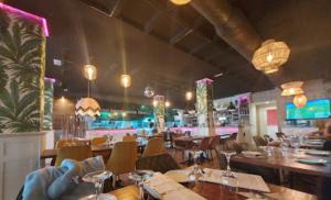 马贝拉Beachfront Apartment Marbella的用餐室配有桌椅和灯光