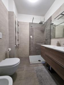 罗马Modern Apartment - StarHouse的浴室配有卫生间、盥洗盆和淋浴。