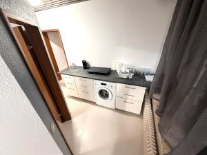 SchlierbachF-F Haus的厨房配有洗衣机和洗衣机。