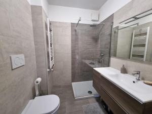 罗马Modern Apartment - StarHouse的浴室配有卫生间、盥洗盆和淋浴。