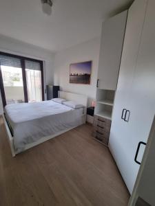 罗马Modern Apartment - StarHouse的白色卧室配有床和冰箱