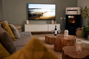 本萨夫林Tiny Whale Lodge, a unique space for groups的客厅设有壁挂式平面电视。