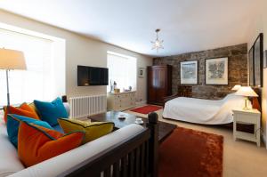 森嫩湾塞恩赖斯旅馆的一间卧室配有一张床和一个沙发