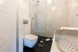 什切青Kaleo apartments - Hanza Tower的带淋浴、卫生间和盥洗盆的浴室