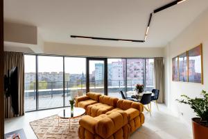 什切青Kaleo apartments - Hanza Tower的客厅配有沙发和桌子