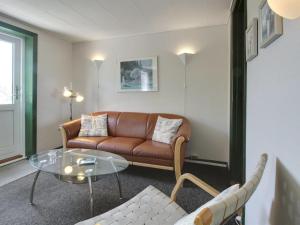 凡岛Apartment Withar - all inclusive - 800m from the sea by Interhome的带沙发和玻璃桌的客厅