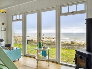 奥特鲁普Holiday Home Ofrath - all inclusive - 5m from the sea by Interhome的客厅设有窗户,享有大海美景