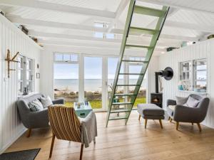 奥特鲁普Holiday Home Ofrath - all inclusive - 5m from the sea by Interhome的客厅设有梯子、椅子和桌子