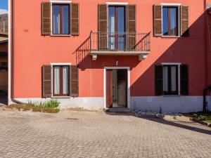 孔西里奥-迪鲁姆Apartment Elian by Interhome的橙色的建筑,设有阳台和门