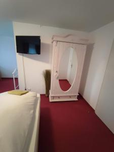 福尔巴赫Room in Guest room - Pension Forelle - Doppelzimmer的一间设有床铺和镜子的房间