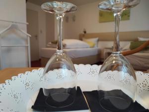 福尔巴赫Room in Guest room - Pension Forelle - Doppelzimmer的桌子上放两杯酒杯